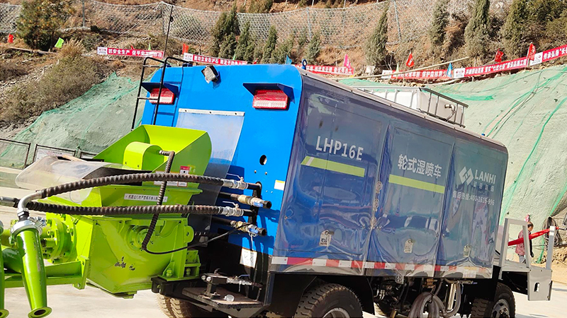 藍(lán)海智裝的LCHP16E車(chē)載濕噴車(chē)助力瀘石高速硬梁包隧道(圖1)